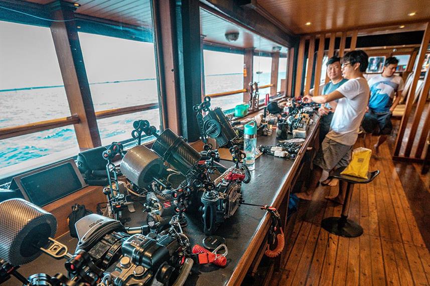 sea-safari-8-phinisi-camera-station-1