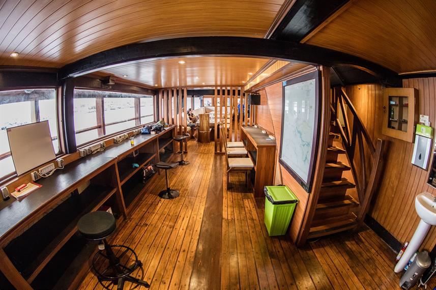 sea-safari-8-phinisi-camera-station-2