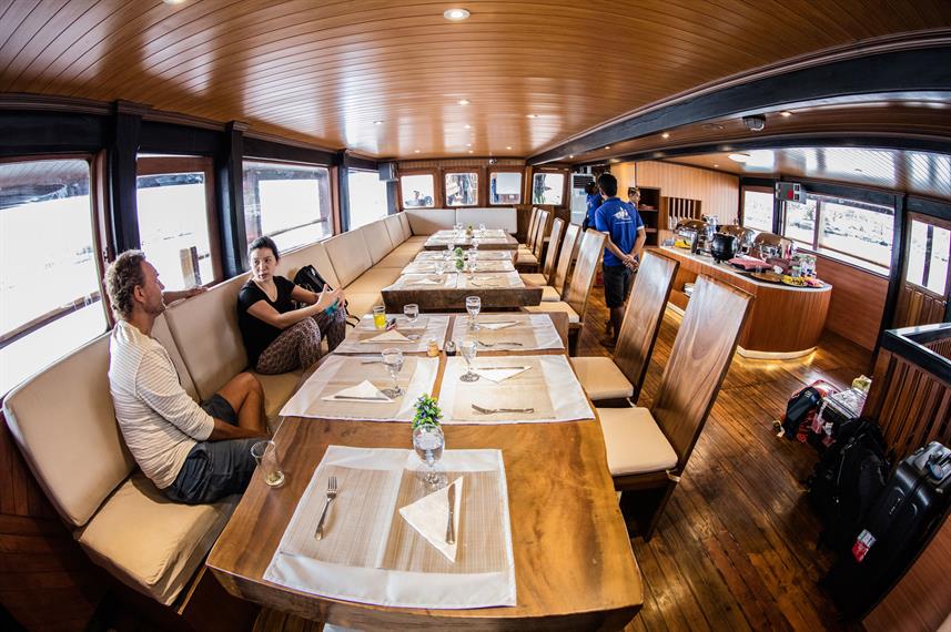 sea-safari-8-phinisi-dining-room