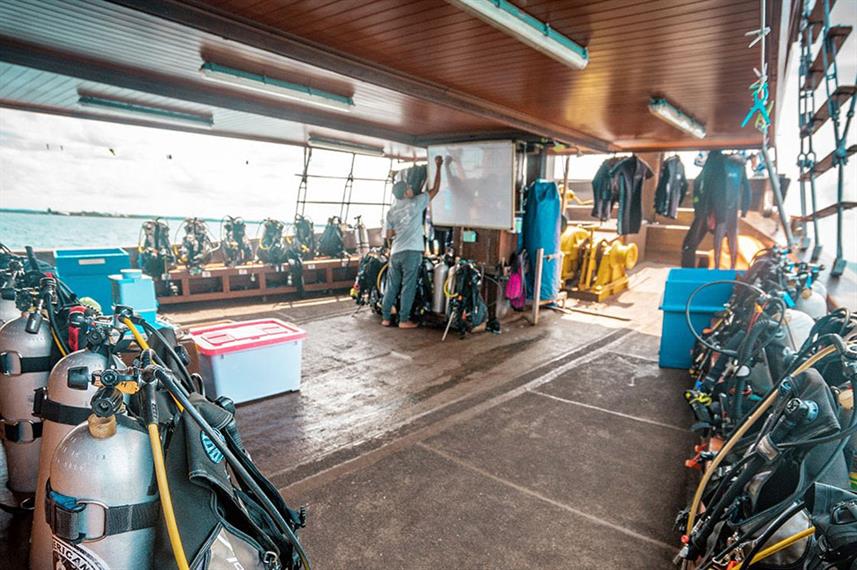 sea-safari-8-phinisi-dive-deck