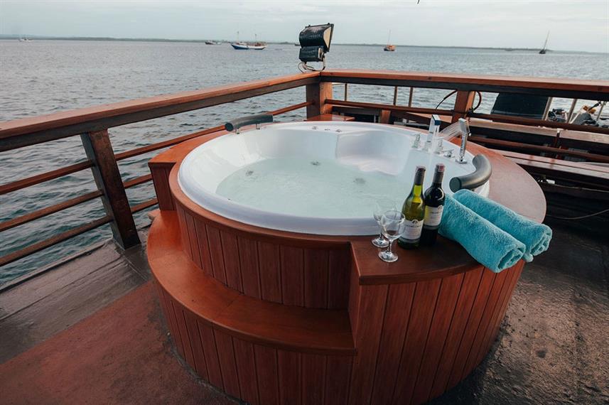 sea-safari-8-phinisi-jacuzzi