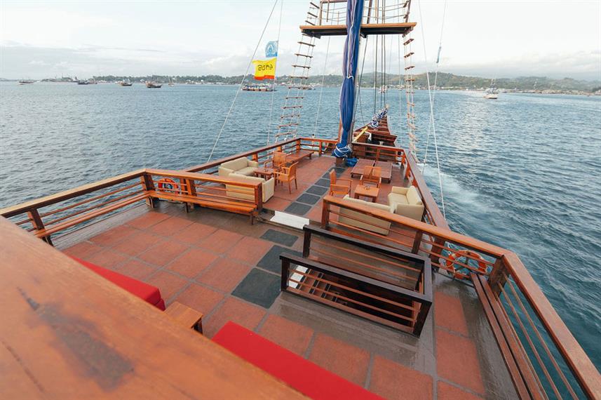 sea-safari-8-phinisi-outdoor_lounge