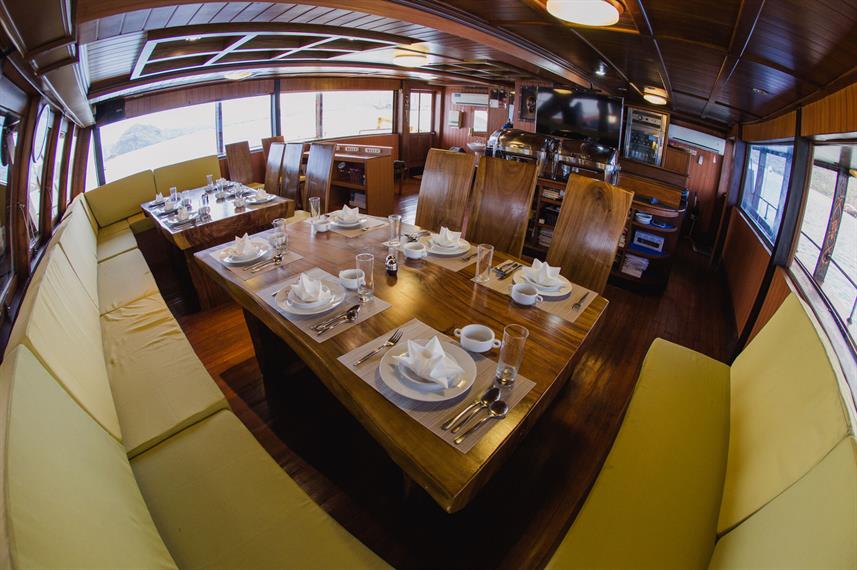 sea-safari-vi-phinisi-dining-room-1