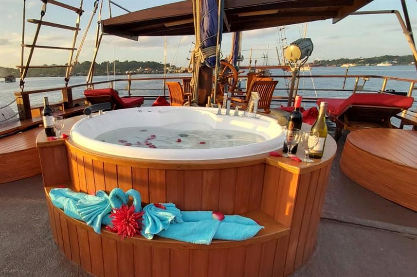 sea-safari-vi-phinisi-jacuzzi