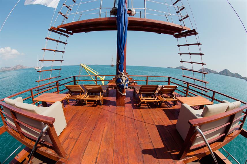 sea-safari-vi-phinisi-outdoor-lounge