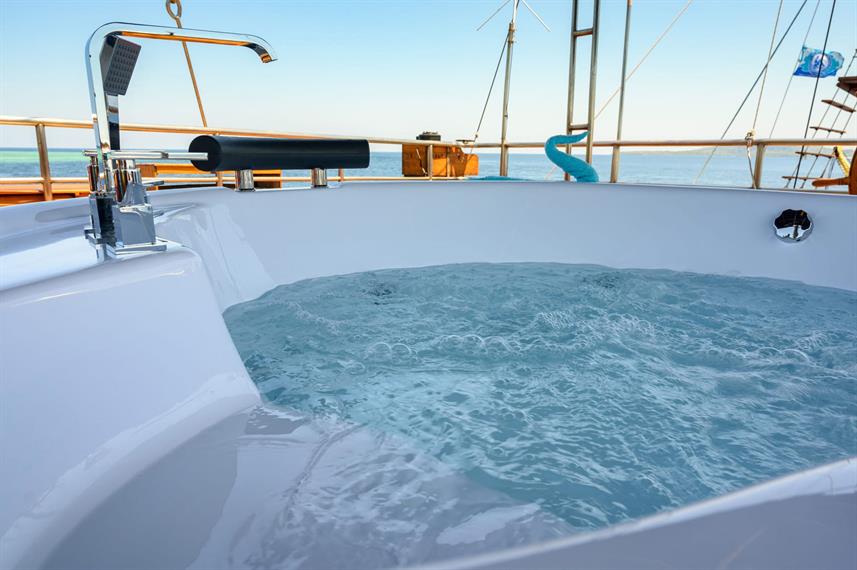 sea-safari-vii-phinisi-jacuzzi-2