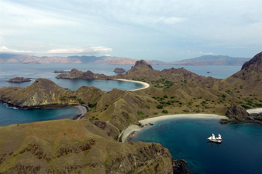 amalia-bahari-local-boat-island-view-1