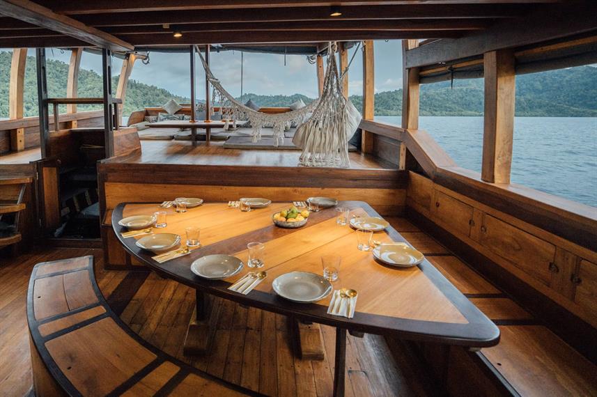 segara-liveaboard-I-dining-outdoor