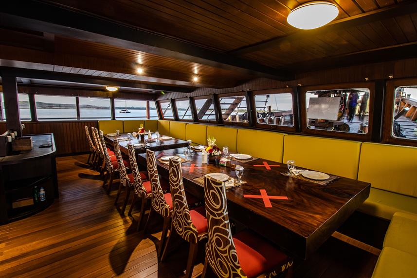 surya-indah-local-boat-dining-indoor