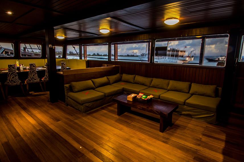 surya-indah-local-boat-indoor-lounge