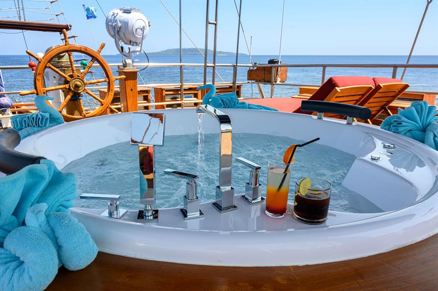 surya-indah-local-boat-jacuzzi-2