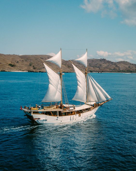 6 Luxury Phinisi Cruises in Komodo Island