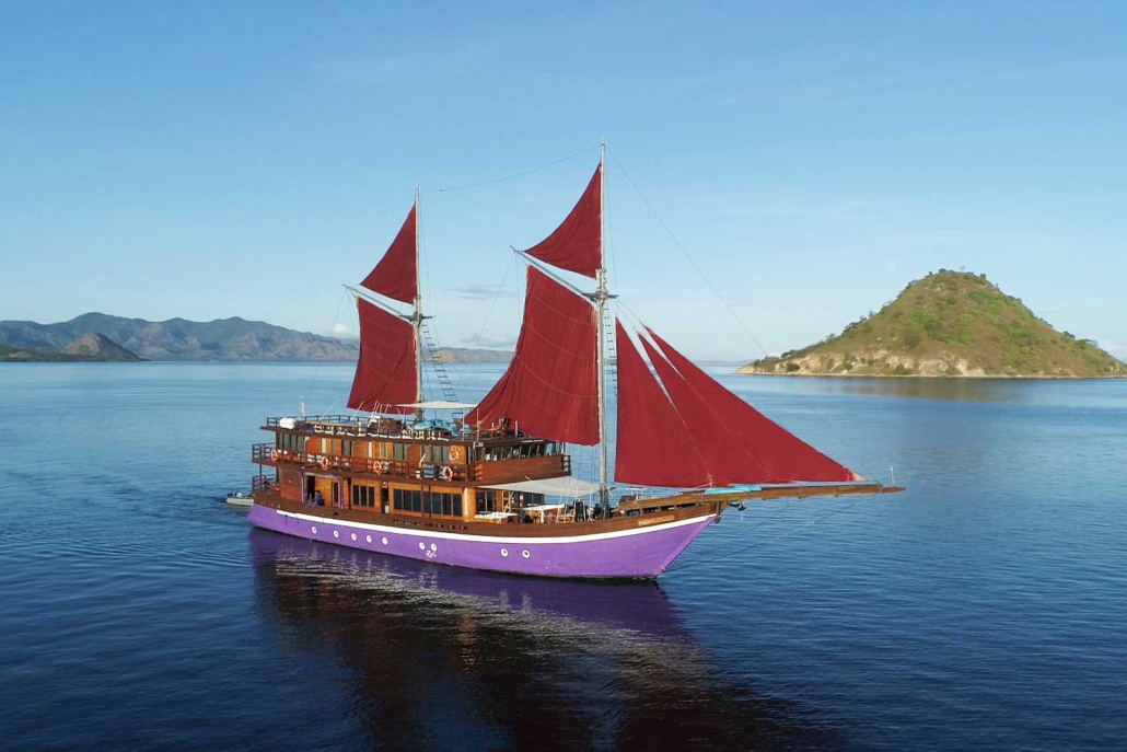 Best Family Local Cabin Boat in Komodo Islands