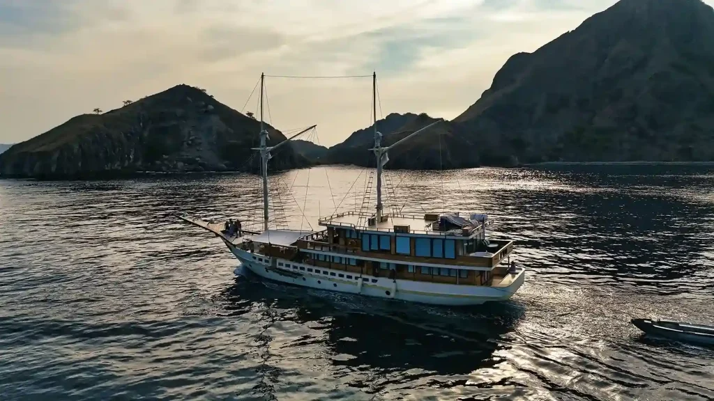 Elbark Cruise Phinisi best Phinisi Cruises Charter