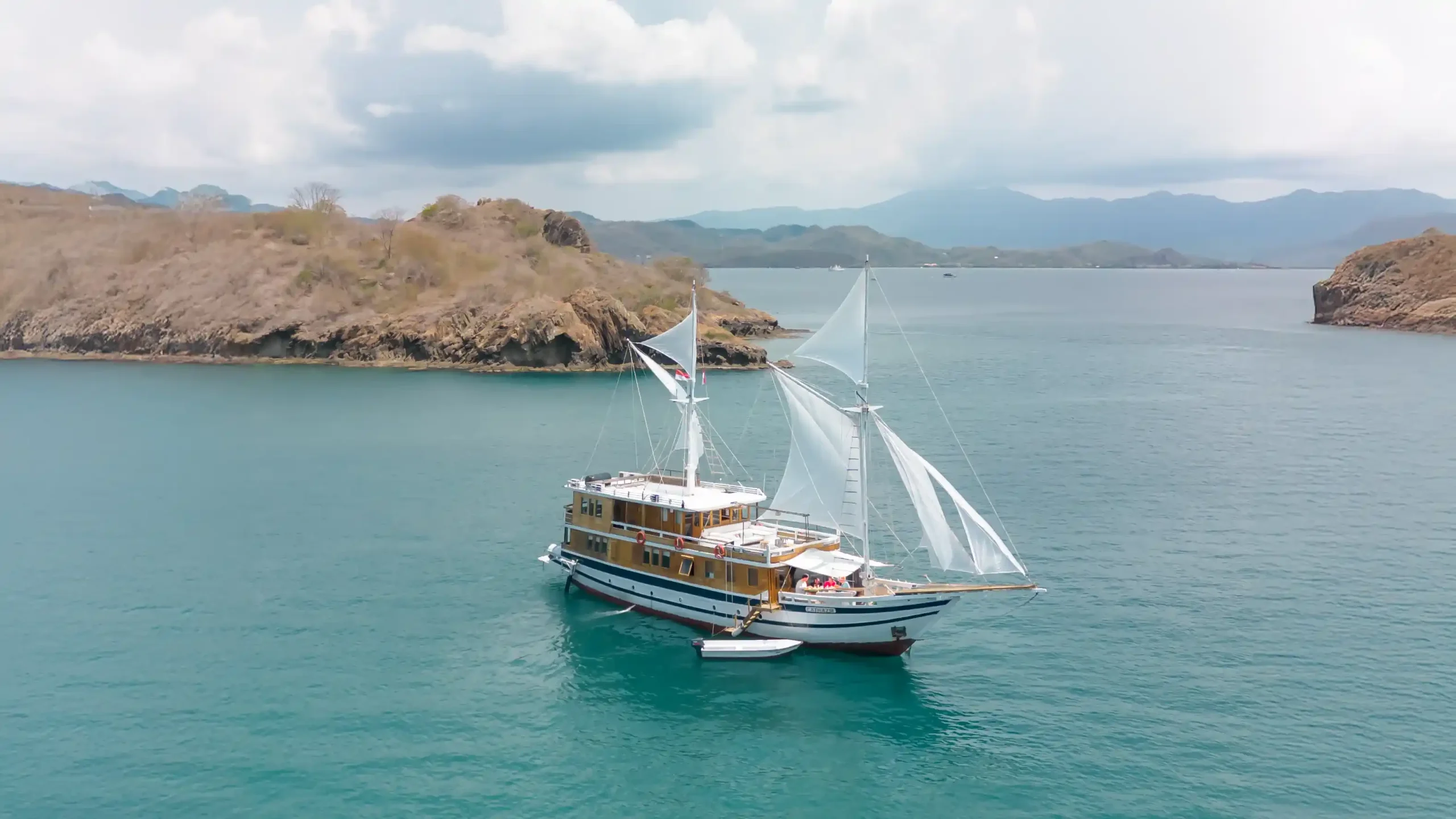 phinisi budget vs luxury in komodo