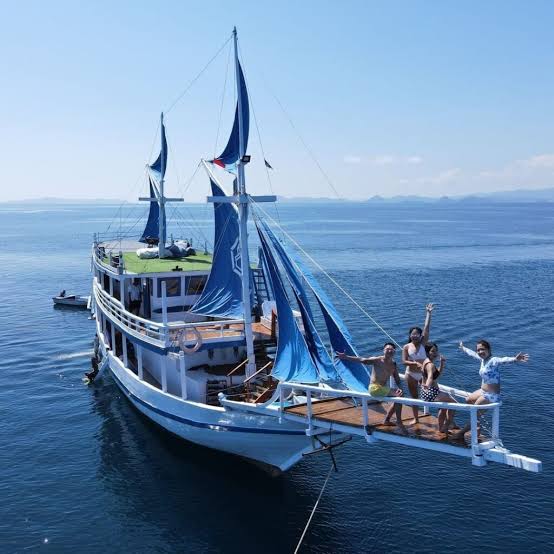 Komodo phinisi boart